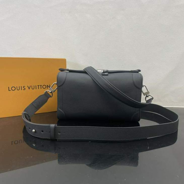 Picture of Louis Vuitton Mens Bags _SKUfw176132233fw